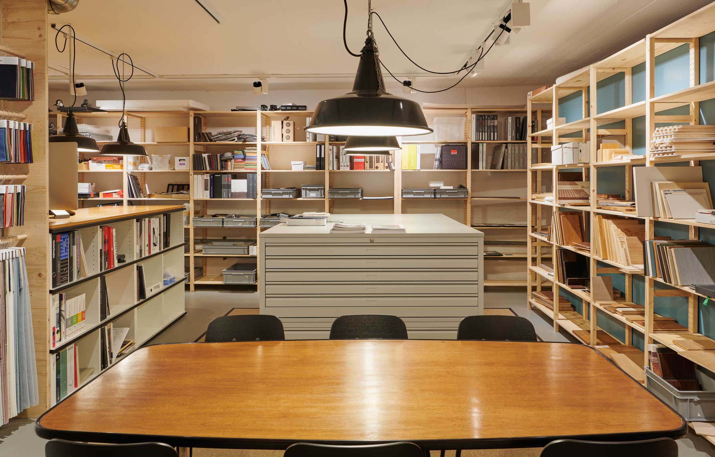 Blick auf unser Materialraum in unserem Bürogebäude an der Hardturmstrasse 76 in 8005 Zürich. MACH Architekten.