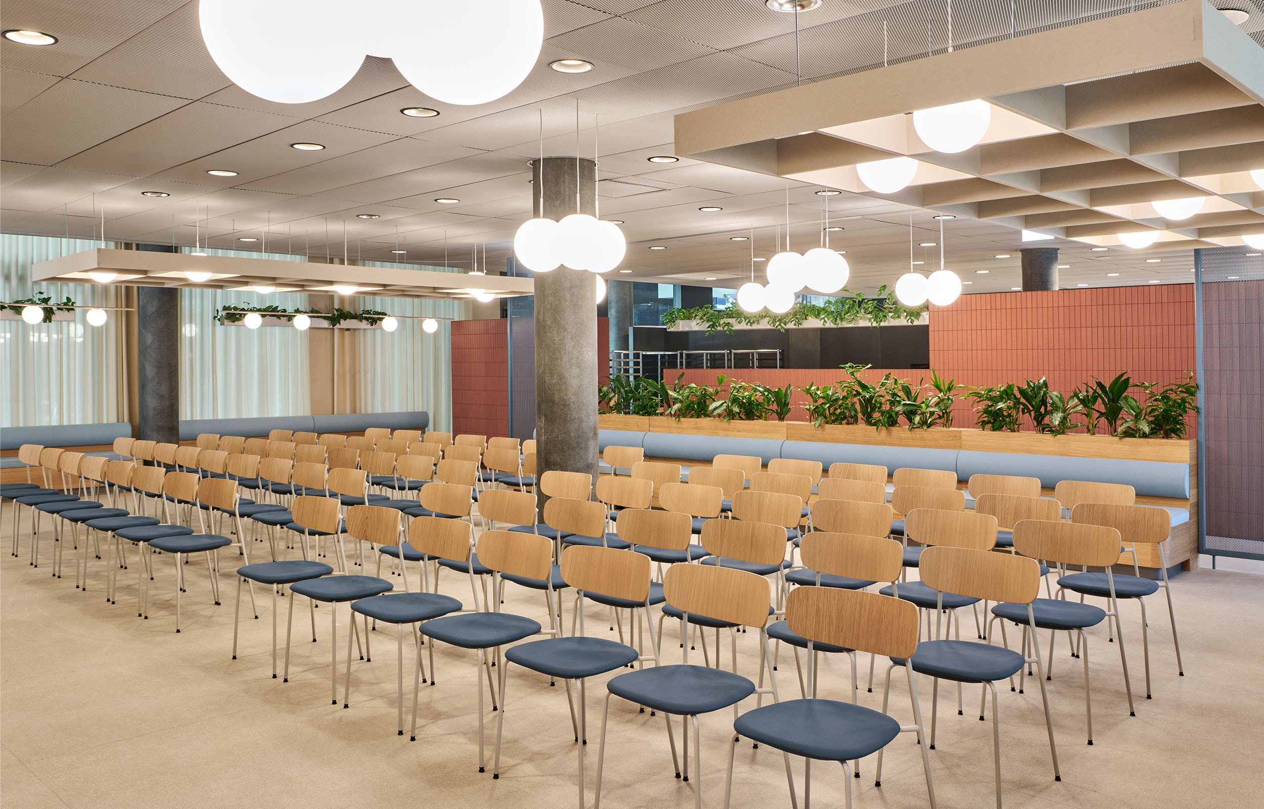 Workspaces. Gastro Experience. Corporate Restaurant and Bistro. Auditorium. Swisscom - MACH Architektur.